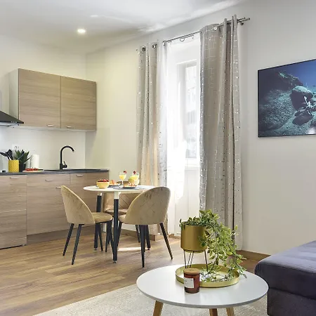 Lägenhet D&a Luxury With Free Parking Pula